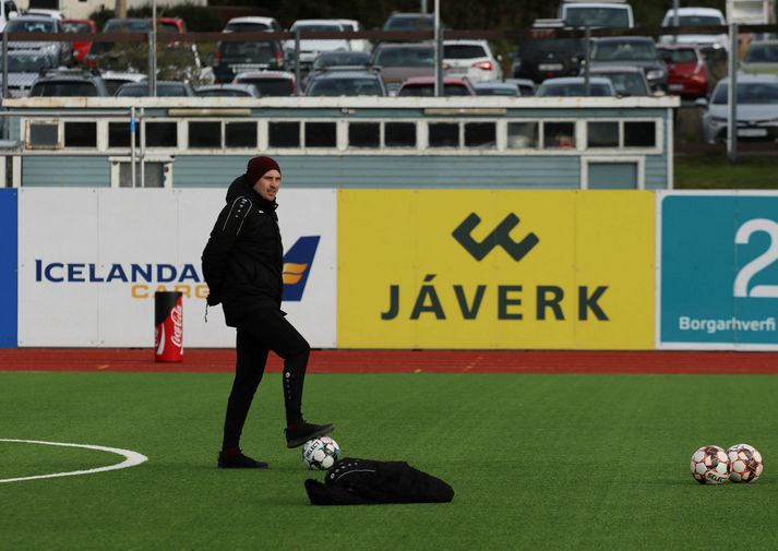 Guðni Þór Einarsson stendur nú einn eftir sem aðalþjálfari Tindastóls en leit er hafin að eftirmanni Jóns Stefáns.