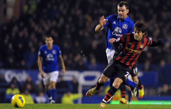 Darron Gibson í baráttu við David Silva í kvöld.