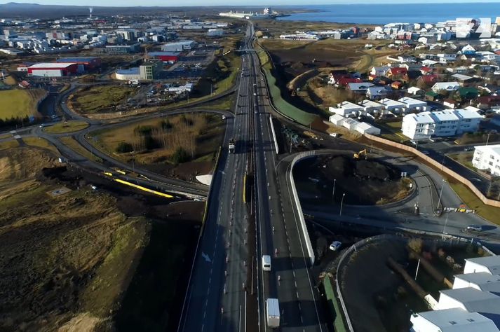 Reykjanesbraut í Hafnarfirði í dag. Breikkun úr tveimur akreinum í fjórar er á lokametrunum.