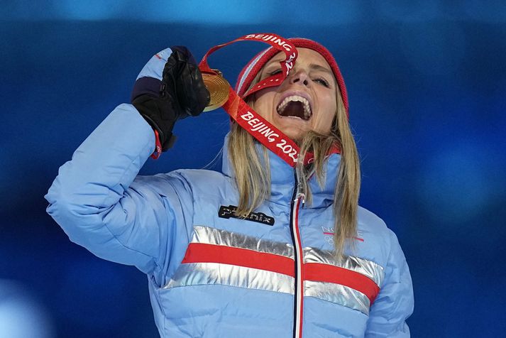 Therese Johaug fékk síðasta gullið sitt afhent á lokahátíð Vetrarólympíuleikanna í Peking eftir sigur sinn í 30 kílómetra göngu.