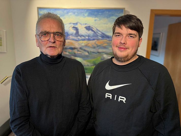 Guðni Ágústsson tók áskorun Snorra Guðnasonar dóttursonar síns og ætlar í íslenskuáfanga með honum. Þeir segja um samvinnuverkefni að ræða og stefna á hæstu einkunn. 