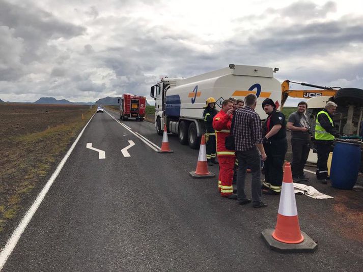 lökkvilið frá Vík og Hvolsvelli eru á staðnum og eru meiðsl á fólki minniháttar.