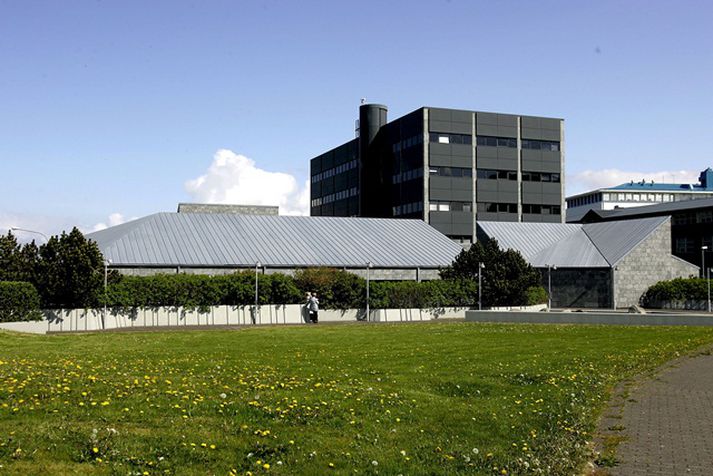 Frá því að íslenska bankakerfið hrundi haustið 2008 hafa gjaldeyrisviðskipti með íslensku krónuna verið takmörkuð. Fyrst um sinn beindi Seðlabankinn þeim tilmælum til íslenskra fjármálastofnana að takmarka sölu gjaldeyris við brýn viðskipti með vörur eða þjónustu.