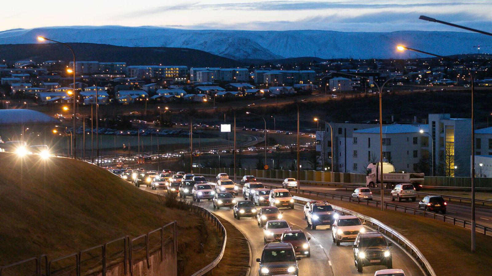Ofur­ölvi reyndi að opna bíla í akstri