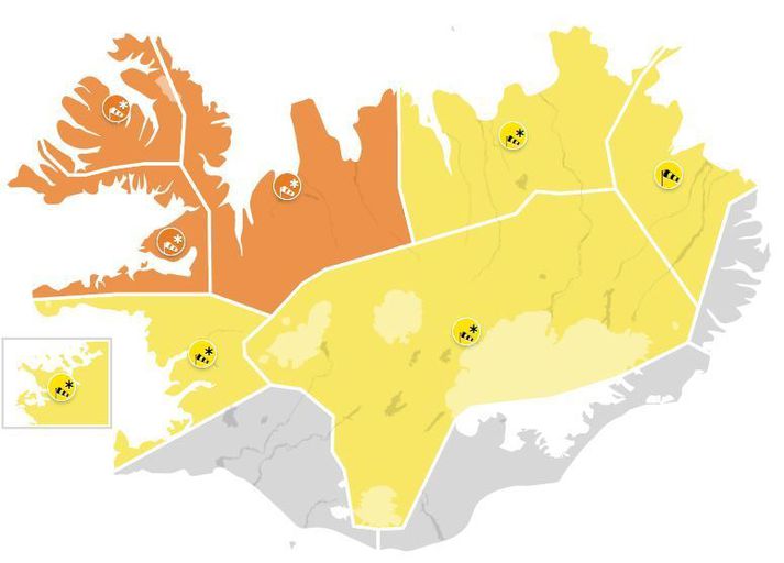 Íbúar á umræddum svæðum eru minntir á að gular og appelsínugular veðurviðvaranir eru í gildi fram á kvöld, og vart þarf að taka fram að tryggja þarf lausamuni utandyra og að ráðið er frá ferðalögum.