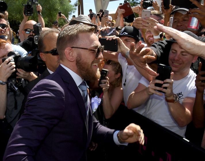 Conor McGregor hittir stuðningsmenn í nótt.