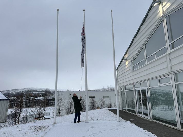 Fáni Vélfags við höfuðstöðvar fyrirtækisins á Akureyri.