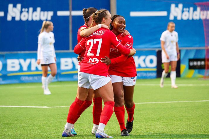 Jamia Fields fagnar sigurmarki Önnu Rakelar Pétursdóttur gegn Breiðabliki í fyrstu umferð Bestu deildarinnar. Það reyndist aðeins einn af þremur deildarleikjum hennar fyrir Val.