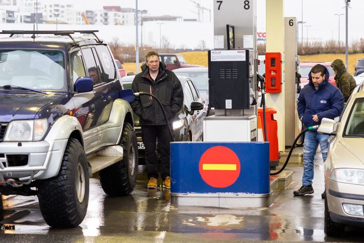 Bensínverð á Íslandi hefur ekki haldið í við heimsmarkaðsverð á olíu.