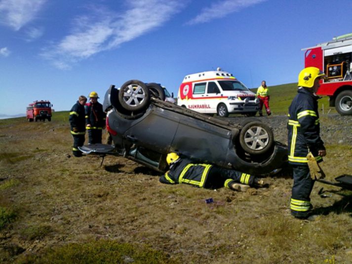 Slökkviliðið þurfti að beita klippum til að ná ökumanni úr bifreiðinni. Mynd/ Brunavarnir A-Húnavatnssýslu.