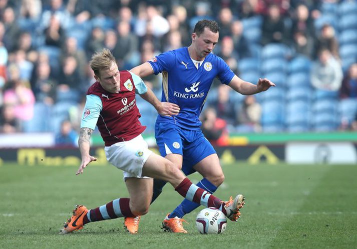 Daniel Drinkwater og Scott Arfield í baráttunni í leik Leicester og Burnley í gær