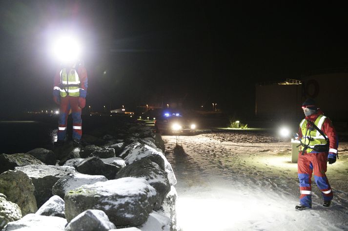 Lögreglan, sérsveit Ríkislögreglustjóra og björgunarsveitir stóðu fyrir leit við Hafnarfjarðarhöfn í nótt. 