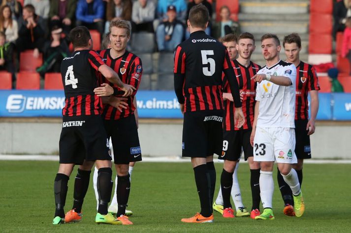 Árni Vilhjálmsson var blóðugur eftir viðskipti sín við Igor Taskovic. Igor Taskovic fékk rautt spjald.