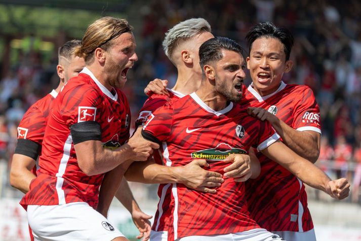 Ítalinn Vincenzo Grifo fagnar glæsilegu marki sínu gegn Dortmund í dag.