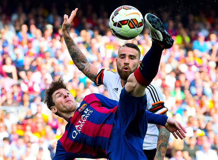 Otamendi glímir hér við félaga sinn í argentínska landsliðinu, Lionel Messi.