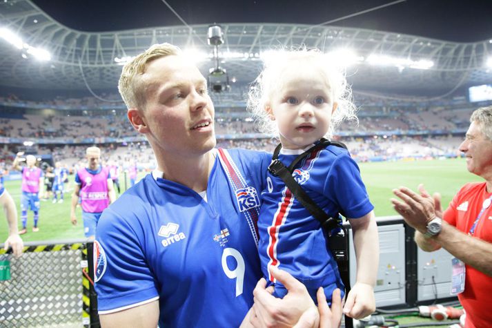 Kolbeinn með Adríönu Ósk eftir sigurinn gegn Englandi.