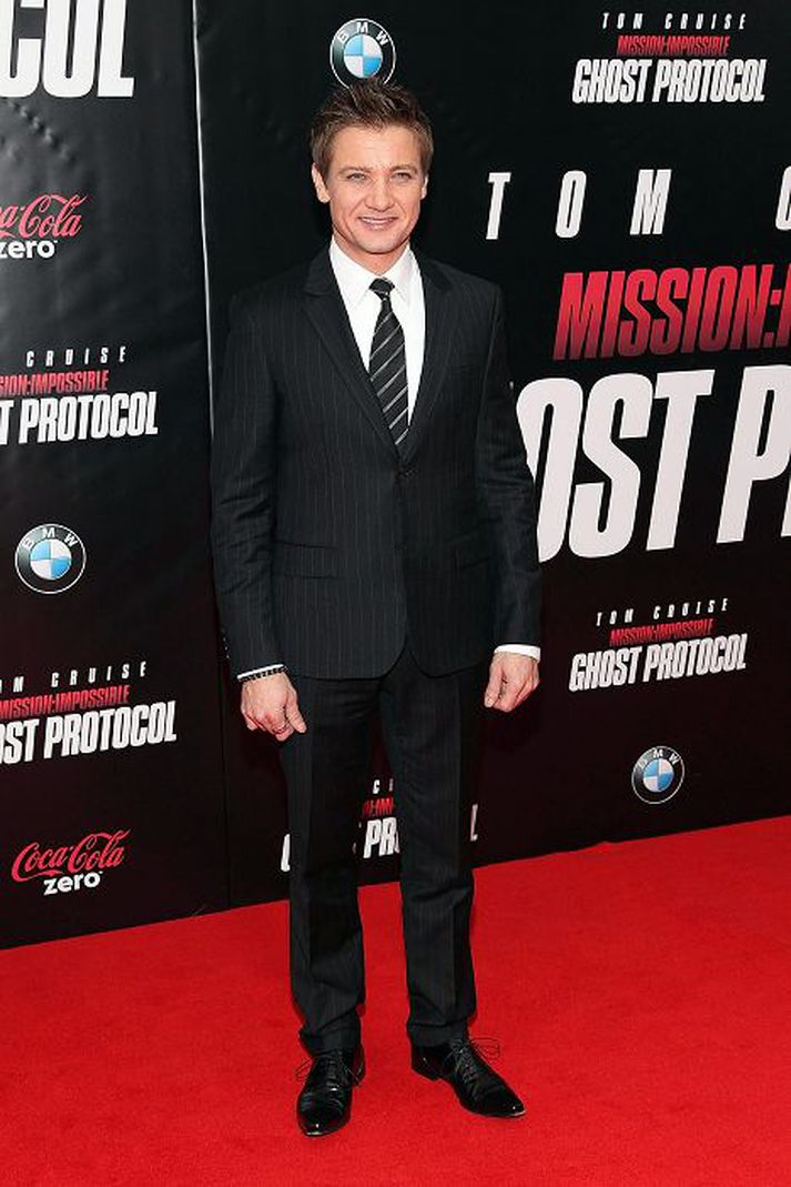 Leikarinn Jeremy Renner er ekki hrifinn af þeim Kardashian-systrum og segir þær bæði hallærislegar og heimskar.