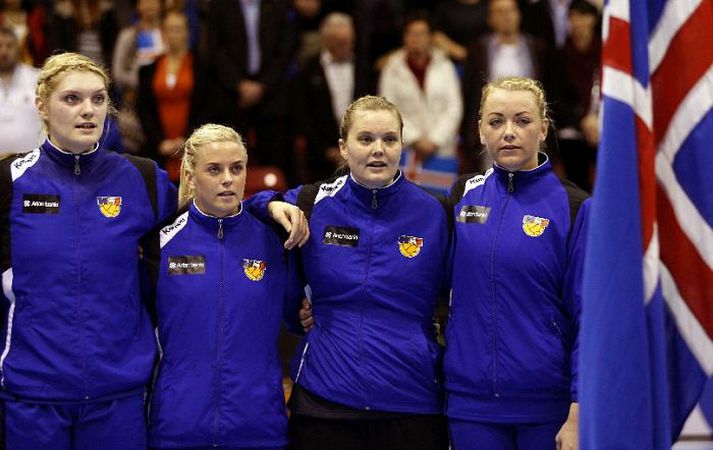 Guðný Jenný er hér á milli Karenar Knútsdóttur og Rakelar Daggar Bragadóttir, en sú síðastnefnda mun ekki spila á HM vegna meiðsla.