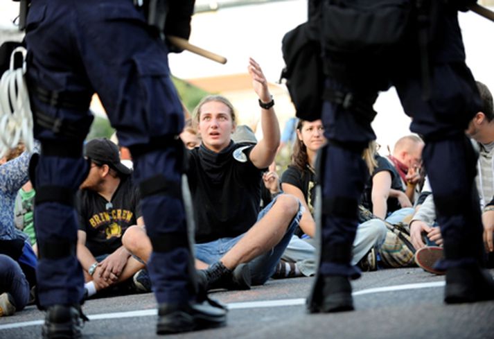 Lögregla hefur vakandi auga með mótmælendum í miðborg St. Paul.