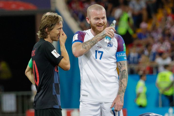 Aron Einar Gunnarsson og Luka Modric að loknum leik Íslands og Króatíu á þriðjudag. 
