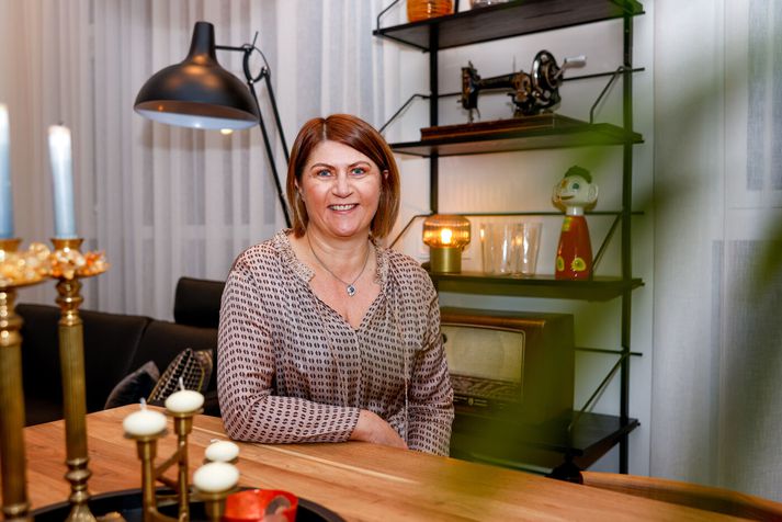 Gervigreindin er nú þegar farin að hafa áhrif á hvaða vörur og þjónustu fólk kaupir. Guðrún Ragnarsdóttir, ráðgjafi og meðeigandi Strategíu, segir hættu á að fyrirtæki verði undir sem bæta ekki við upplýsingum á netið þannig að gervigreindin telji þær vænlegar og góðar.