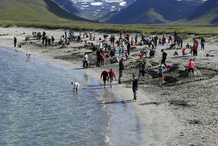 Frá sandkastalakeppninni Hér sjást keppendur á ströndinni.