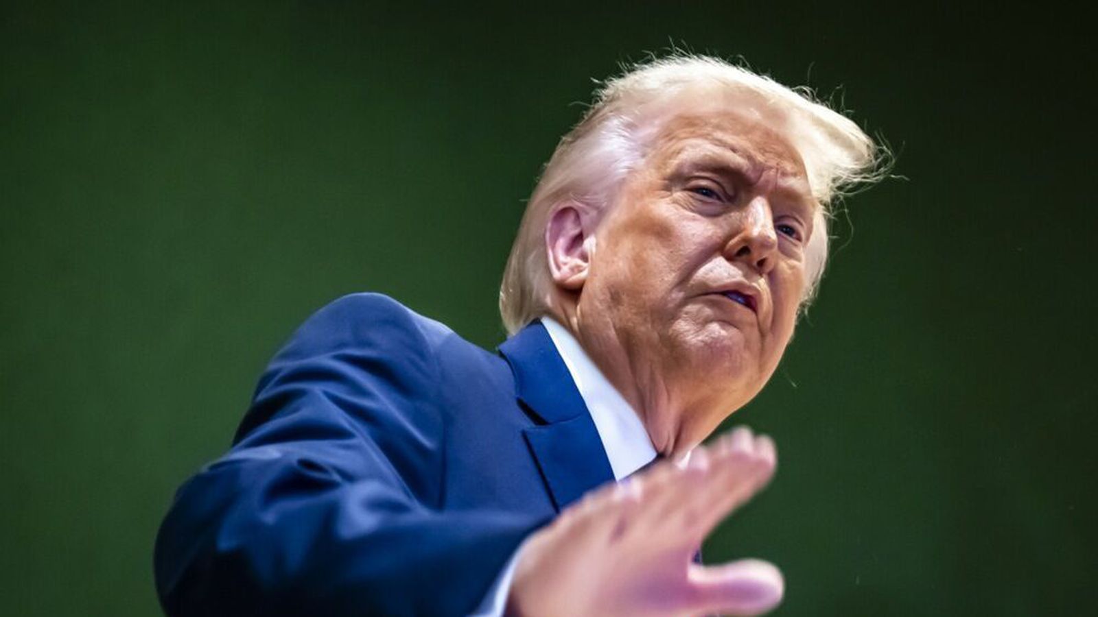 Hótar að setja hundrað prósenta toll á Kanada