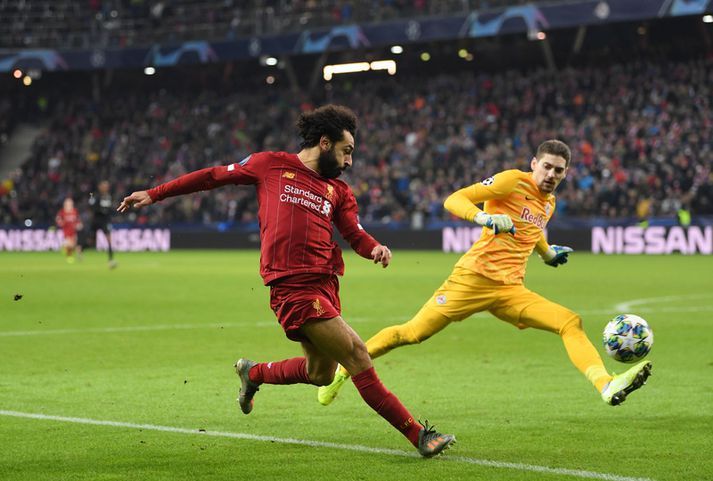 Mohamed Salah skorar hér markið sitt í gær úr nær ómögulegu færi.