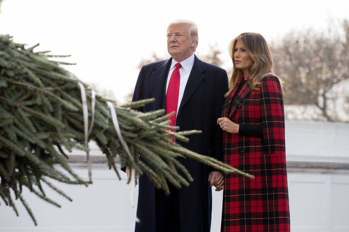 Donald og Melania Trump við jólatré Hvíta hússins.