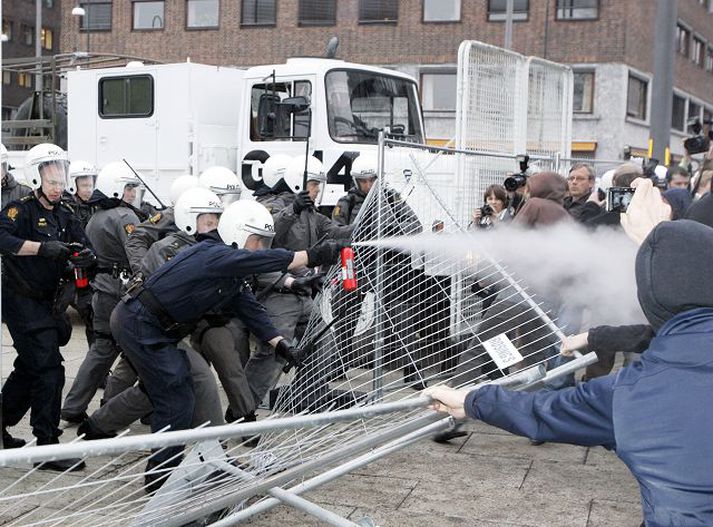 Táragas í Osló. Hópur mótmælenda safnaðist saman í Osló til að mótmæla ráðherrafundi Nató.