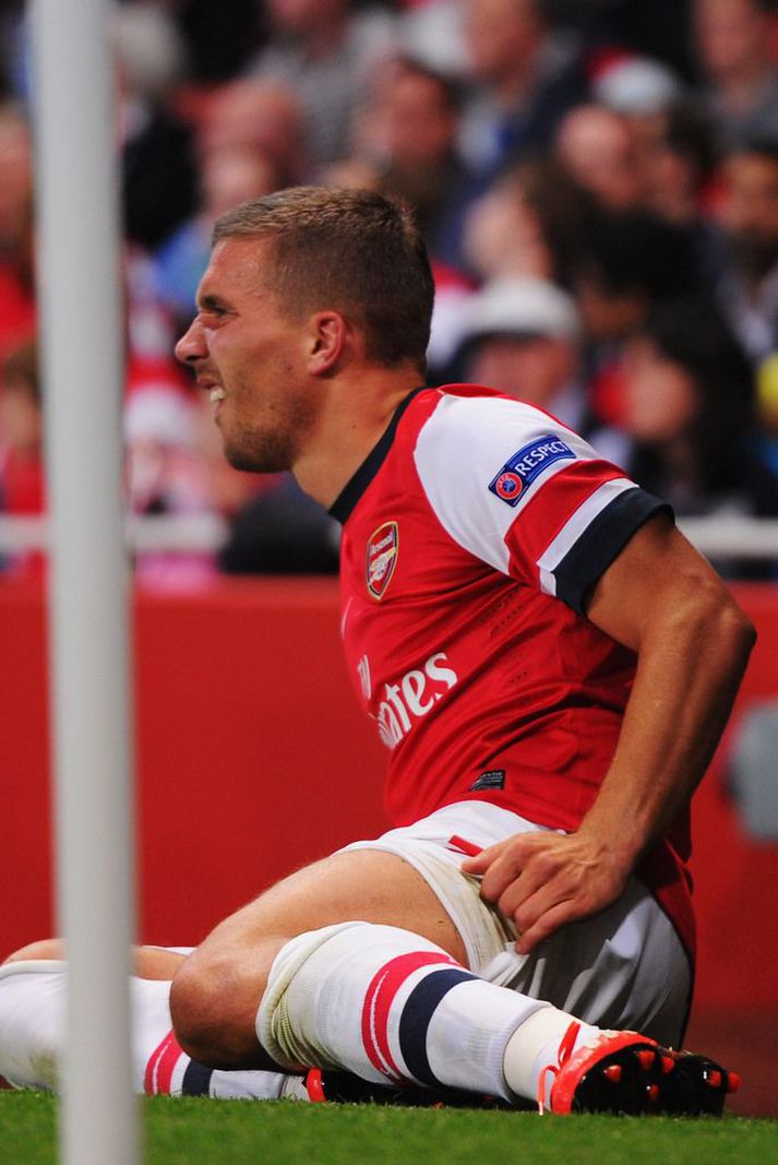 Lukas Podolski er hann meiddist í gær.