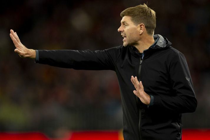 Steven Gerrard vill fá meira frá landsliðsmiðverði sínum og vill að hann einbeiti sér meira að sínum eigin leik.