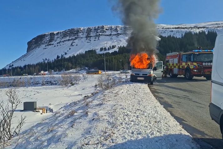 Bíll í ljósum logum.