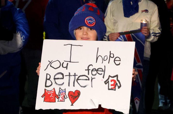 Óhugnanlegt hjartastopp Damar Hamlin hefur haft áhrif á marga og þar á meðal unga krakka. Hér er ungur stuðningsmaður Buffalo Bills með skilti.