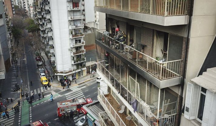 Eldurinn kom upp í lítilli íbúð í fjórtán hæða húsi í Buenos Aires.