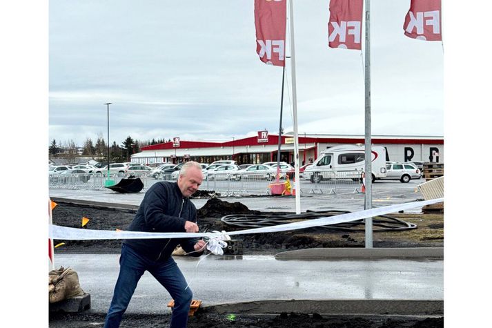 Nú hafa gatnamótin við Fjarðarkaup verið opnuð á ný eftir framkvæmdir og orðið þægilegt að koma við í versluninni.
