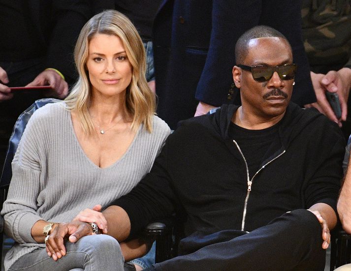 Paige Butcher og Eddie Murphy saman á körfuboltaleik.