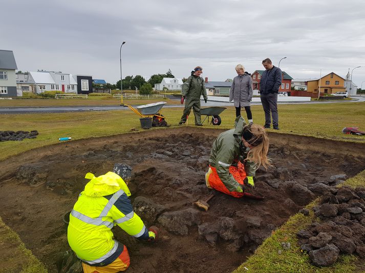 Forleifafræðingarnir munu vinna í fimm daga í þessari skorpu við fornleifauppgröftinn á Eyrarbakka.