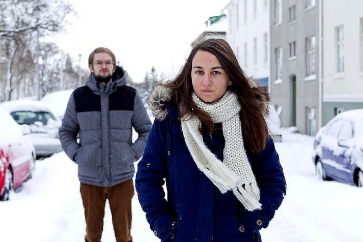 Sjá landið með nýjum augum Skötuhjúin Óttar M. Norðfjörð rithöfundur og Elo Vázquez ljósmyndari eyddu jólunum á Íslandi með vinum og fjölskyldu. Óttar er byrjaður að skrifa nýja bók og kvikmyndahandrit en Elo ætlar að halda ljósmyndasýningu á Kex Hostel í næstu viku.Fréttablaðið/vilhelm