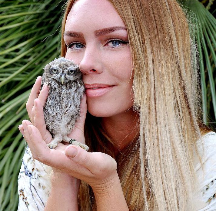 Birta Björnsdóttir ásamt liltu uglunni.
