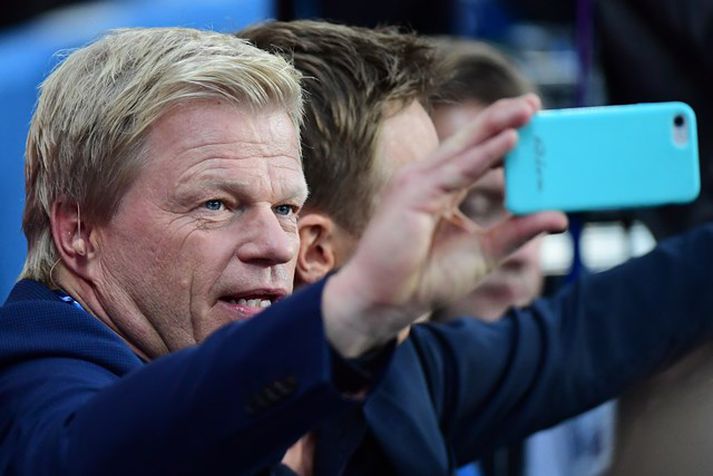 Oliver Kahn tekur selfí.