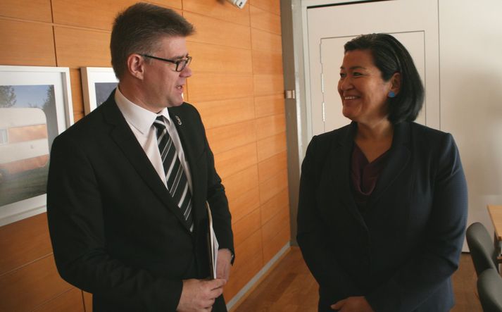 Gunnar Bragi ræðir við Aleqa Hammond.
