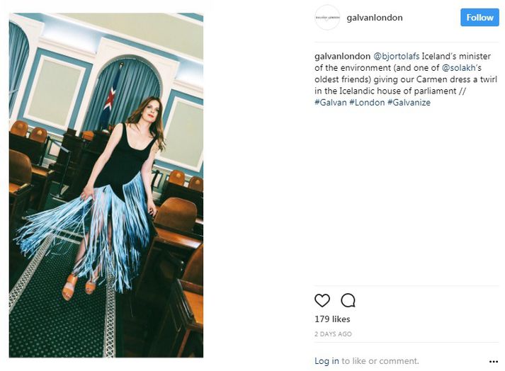 Hér sést Björt í kjól Galvan á Instagram hönnunarmerkisins.