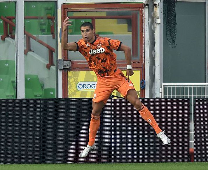 Ronaldo fagnar öðru marki sínu í dag.
