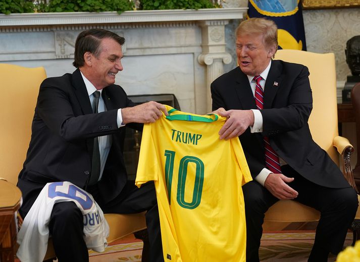 Það fór vel á með Bolsonaro og Trump.Brasilíski forsetinn afhenti Trump meðal annars treyju brasilíska knattspyrnulandsliðsins með nafni hans á bakinu.