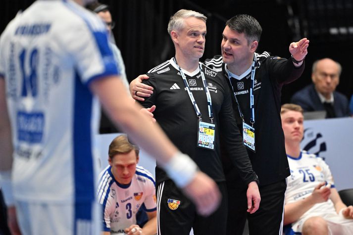 Snorri Steinn og aðstoðarþjálfari hans Arnór Atlason ræða málin í leik kvöldsins