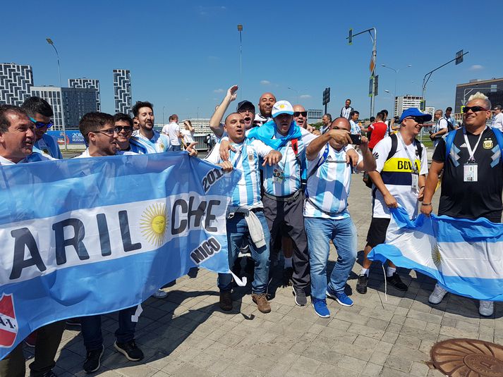 Argentínumenn hressir fyrir utan Spartak-völlinn í Moskvu