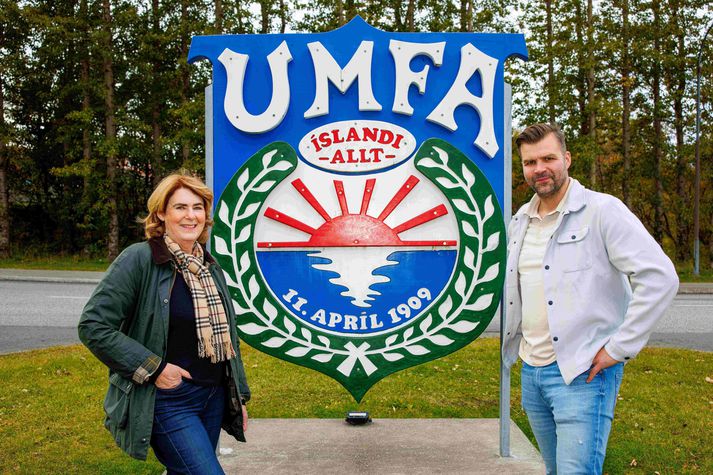 Mosfellsbær stendur að forvali vegna uppbyggingar og reksturs nýrrar þjónustu- og aðkomubyggingar við íþróttasvæðið að Varmá. Regína Ástvaldsdóttir er bæjarstjóri Mosfellsbæjar og Einar Ingi Hrafnsson er framkvæmdastjóri Aftureldingar.