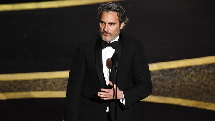 Joaquin Phoenix tekur hér á móti Óskarsverðlaunum fyrir frammistöðu sína í Joker.