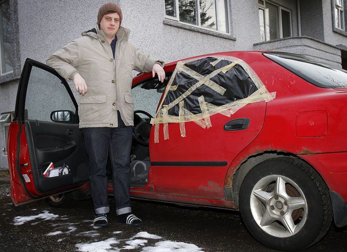 Daníel Geir Moritz hjá Mazda-bifreið sinni sem brotist var inn í um helgina.fréttablaðið/gva
